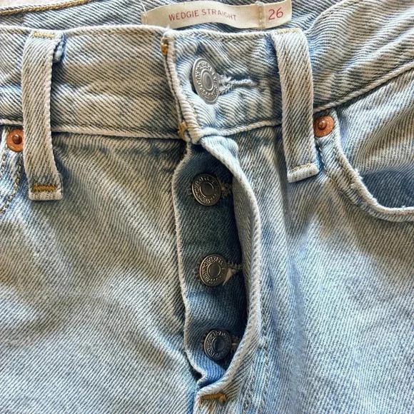 Levi Wedgie Straight Distressed Cropped Light wash Button Fly Women’s Size 26x25 - Picture 6 of 11
